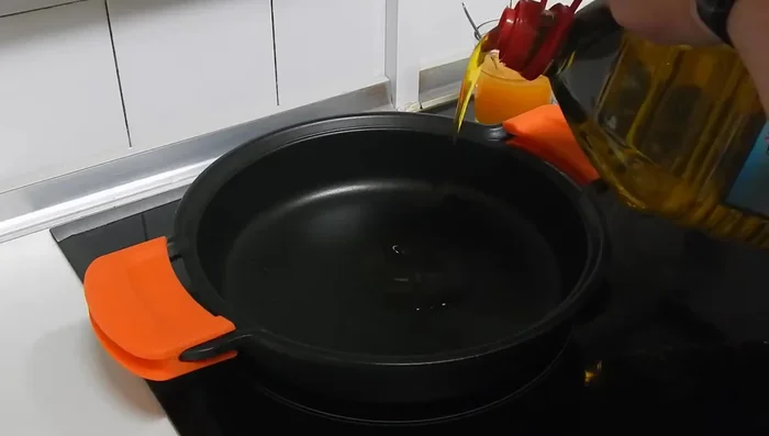 Cubrir el fondo de la cacerola con abundante aceite de oliva. Incorporar los ajos y dorarlos.