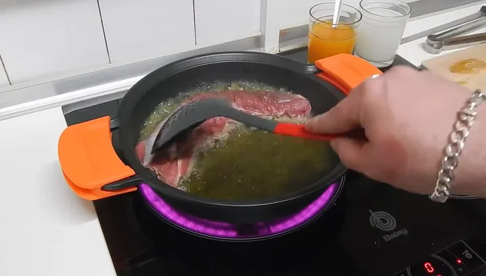 Meter el solomillo en la cacerola con el aceite caliente y taparlo. Darle vueltas para que se dore y pierda el menor jugo posible.