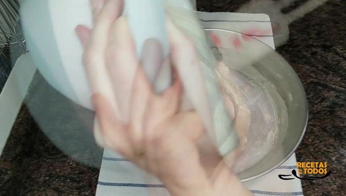 Verter la mezcla en un molde engrasado de 22 cm de diámetro, con la base cubierta de papel vegetal.
