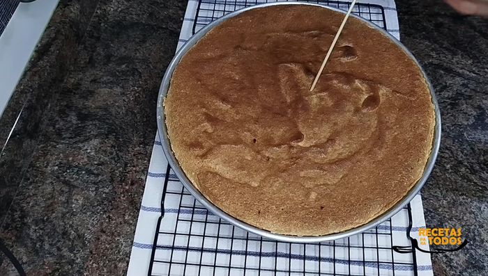 Verificar si la torta está lista pinchando con un palillo; si sale limpio, está lista. Enfriar en una rejilla.