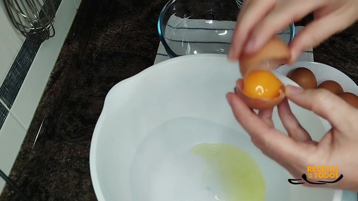 Añadir una pizca de sal a las claras y batir hasta que estén firmes.