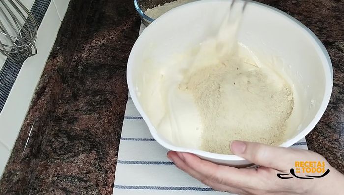 Incorporar la almendra molida (250g) en tandas a la mezcla anterior, utilizando movimientos envolventes.