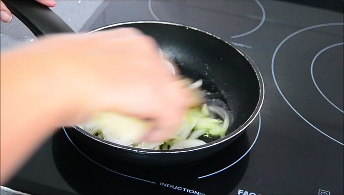Cuando la cebolla esté transparente, bajar el fuego al mínimo y dejarla sofreír durante 40 minutos, removiendo de vez en cuando. (19.76)