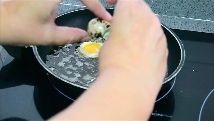 Freír los huevos de codorniz. Hacer un pequeño corte en la cáscara para facilitar la salida del huevo. (47.04)