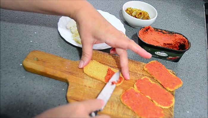 Untar cada panecillo con sobrasada. (74.84)