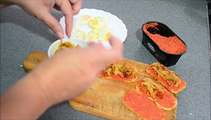Añadir un poco de cebolla caramelizada encima de cada panecillo. (89.46)