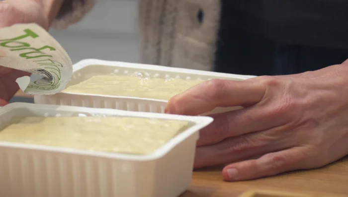 Abrir los paquetes de tofu y escurrirlos.