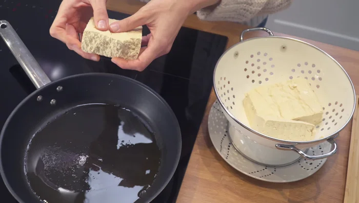 Desmenuzar los dos bloques de tofu firme con las manos.