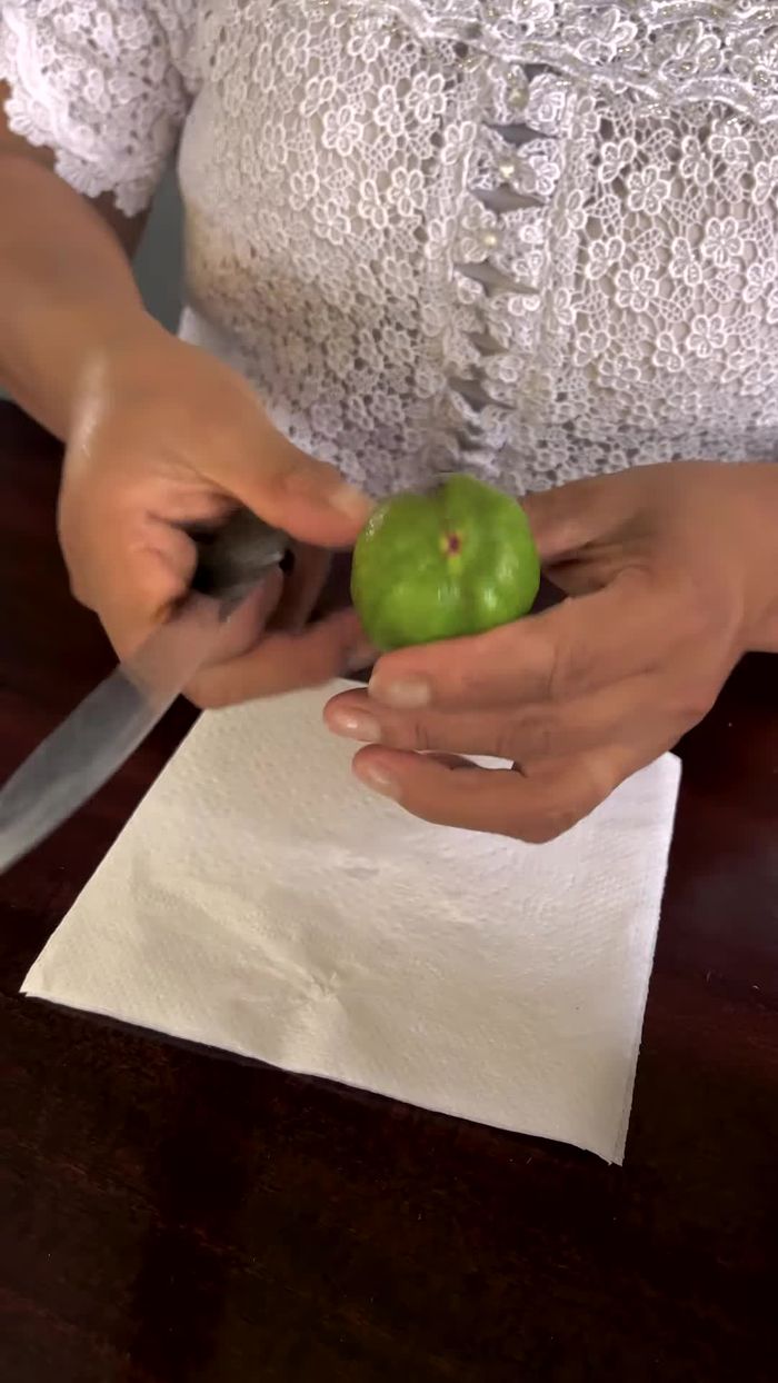 Retirar las partes superiores e inferiores de los higos con un tenedor.