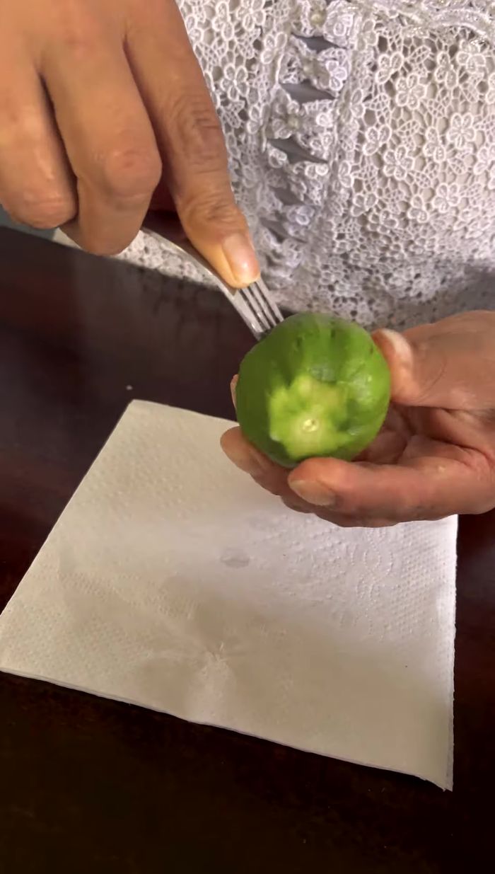 Pinchar todos los higos con el tenedor.