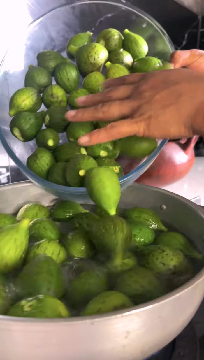 Agregar los higos al agua hirviendo y cocinar durante 10 minutos hasta que estén negros.