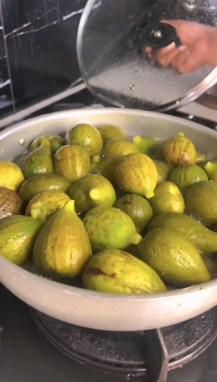 Colar los higos y dejar enfriar.