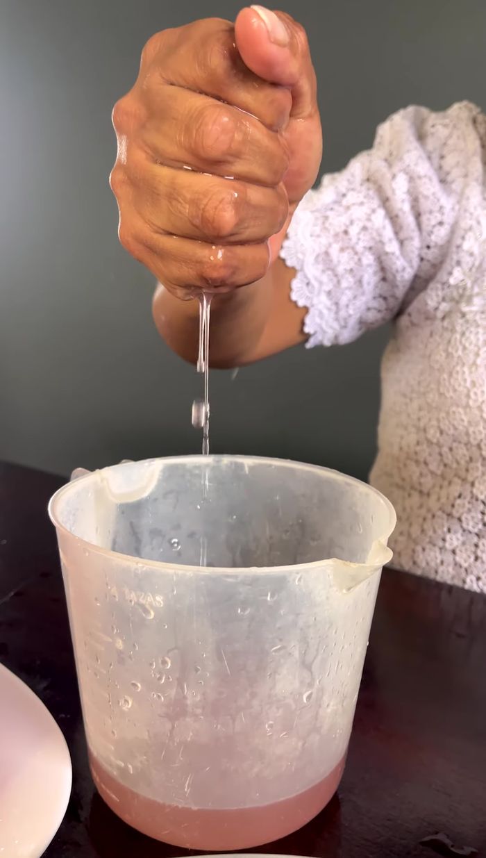 Una vez fríos, exprimir los higos para sacar el exceso de agua con cuidado.