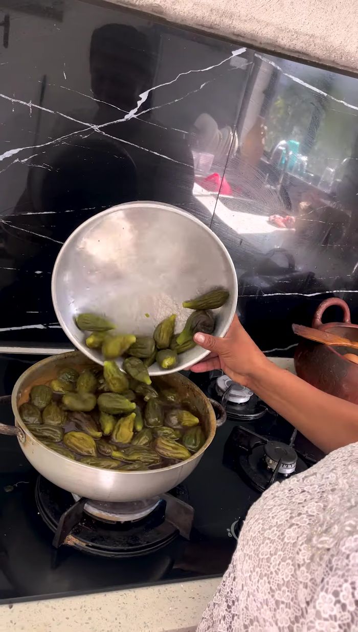 Agregar los higos a la miel (preparada en el paso 7).