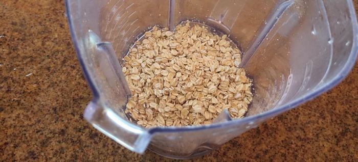 En una licuadora, mezclar la avena, la ralladura de limón, las 2 manzanas picadas, las semillas de chía, el extracto de vainilla y la canela.