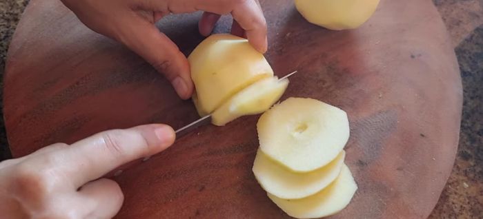 Untar una olla o sartén con aceite y colocar papel de cocina antiadherente en la base.