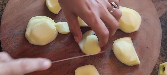 Picar otras 2 manzanas (sin pelar, esta vez bien chiquititas). Agregar a la preparación.