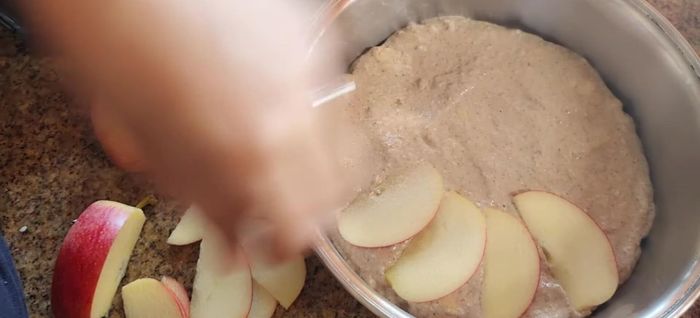 Picar la quinta manzana (con cáscara) y colocar encima de la preparación.