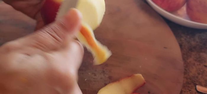Pelar y picar 2 manzanas. Reservar. Guardar las cáscaras para la infusión.