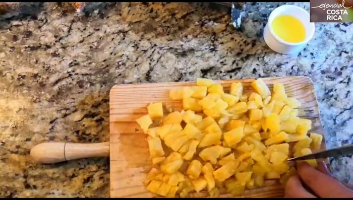 Agregar la piña a una sartén.