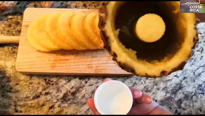 Cortar la piña en trozos pequeños y rectangulares. Reservar el zumo.