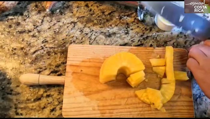 Cortar la piña en daditos pequeños.