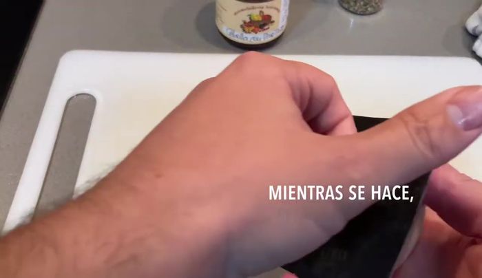 Mientras se cocinan las setas y la panceta, preparar el foie.
