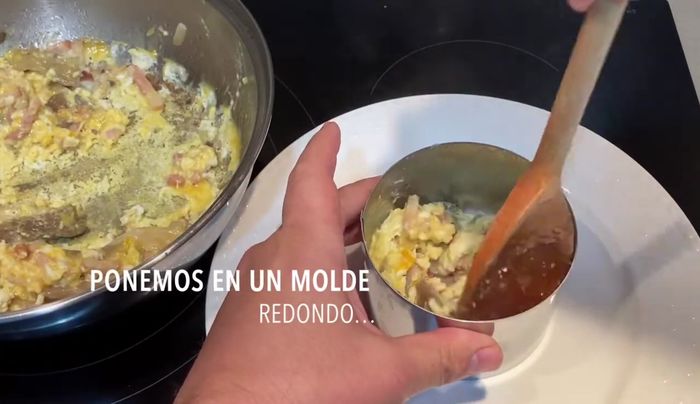 Para emplatar, utilizar un molde y compactar bien el revuelto dentro para que mantenga su forma al desmoldar.