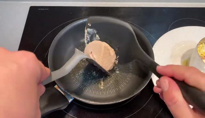 Desmoldar el revuelto con cuidado, ya que es delicado.