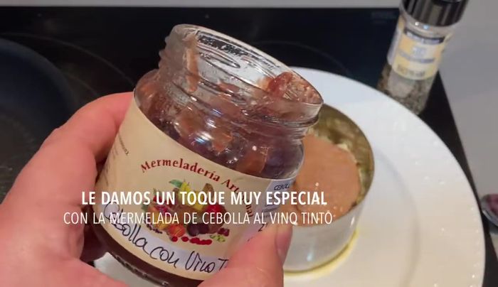 Añadir la cebolla caramelizada al vino tinto como toque especial.