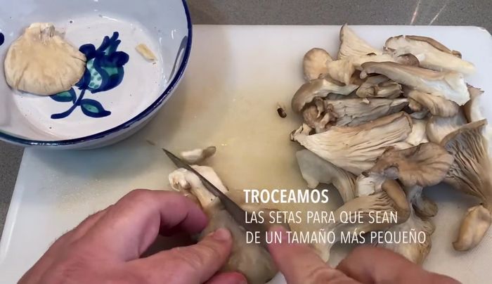 Trocear las setas de cardo para que no sean tan grandes en la sartén.
