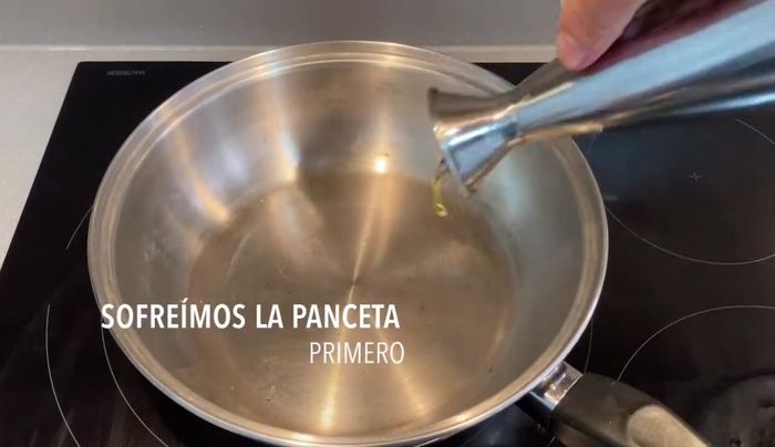 Añadir un poco de aceite de oliva a la sartén y freír la panceta.