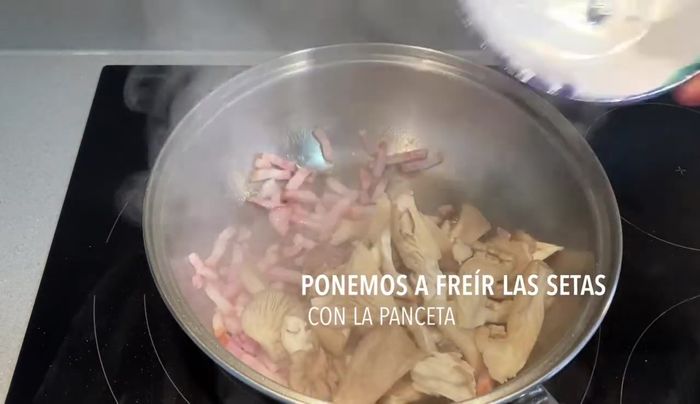 Una vez que la panceta se está friendo, añadir las setas. Para acelerar el proceso, se puede usar fuego alto inicialmente y luego bajarlo.