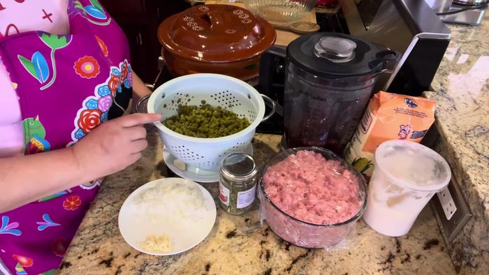 Cocer los nopales previamente. Picar la cebolla y el ajo.