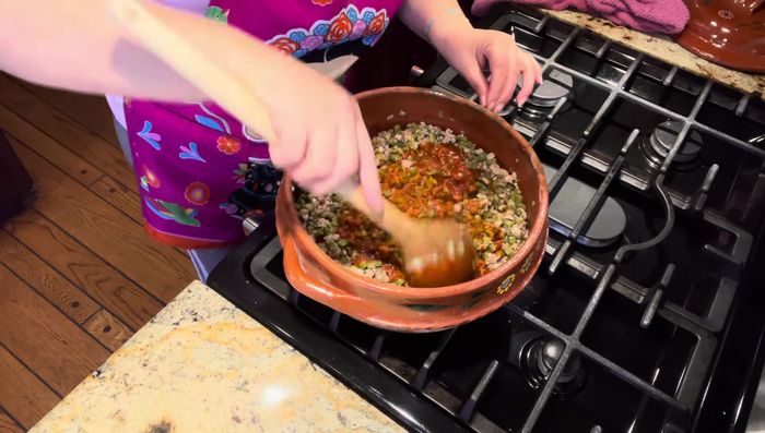 Agregar la salsa de chile molido a la mezcla de carne y nopales. Mezclar bien.