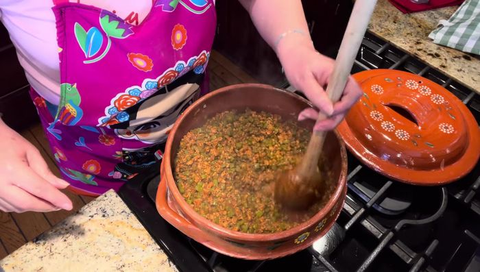 Preparar la masa de gorditas y estirarlas con las manos o una máquina.