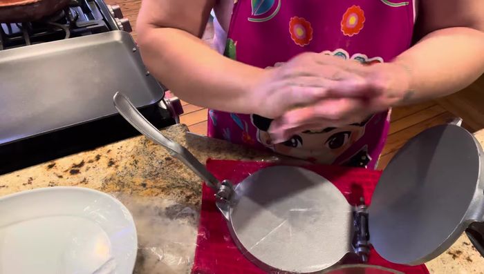 Cocer las gorditas en un comal caliente hasta que se inflen.