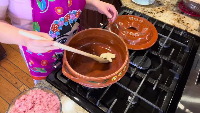 Dorar la carne en una cazuela con manteca. Agregar sal de ajo.