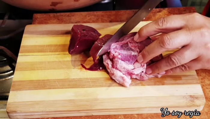 Precocer el cabrito: En una cazuela, poner el cabrito con agua hasta cubrir la carne, la media cebolla, el ajo entero, la sal y las hojas de laurel. Cocer a fuego medio-bajo hasta que suelte el hervor (231.73). Retirar la cebolla, el ajo y el laurel. (248.86)