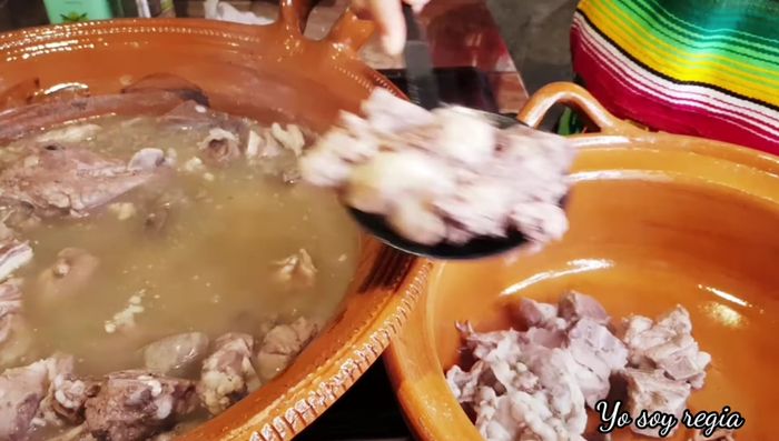 Retirar la carne precocida y reservar el caldo. (274.469)