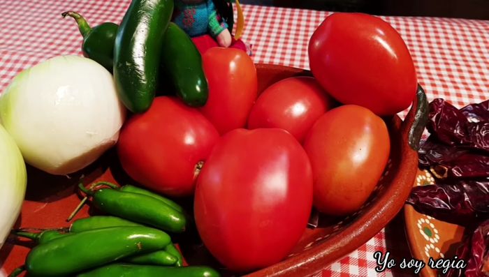 Preparar la salsa: Licuar los tomates, chiles jalapeños, cebollas, chiles serranos, chiles guajillo, chiles ancho, ajo, tomillo, orégano, comino y pimienta con agua. (342.009)