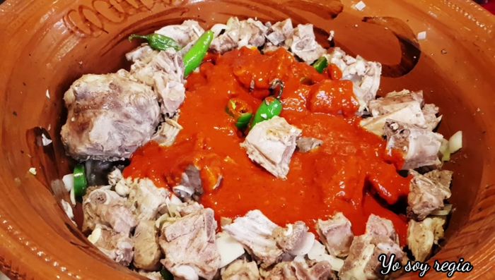Agregar la salsa al cabrito frito, junto con el caldo reservado. Agregar orégano al gusto. Sazonar con sal. (538.04)