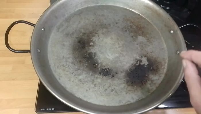 Ponemos la sartén al fuego a media temperatura y agregamos un buen chorro de aceite de oliva virgen extra.