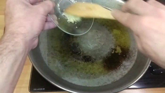 Una vez caliente, añadimos los ajos muy picaditos y cocinamos durante 2 minutos, hasta que se doren.