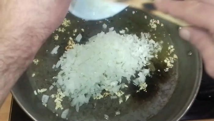 Añadimos la cebolla muy picadita, sal al gusto y cocinamos hasta que esté transparente (6-7 minutos).