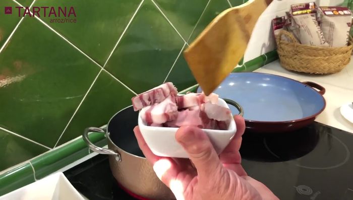 Añadir la panceta y las costillas a la sartén y dorar bien. (127.479)