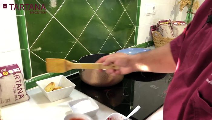 Hacer un sofrito con pimentón y tomate rallado. (187.37)