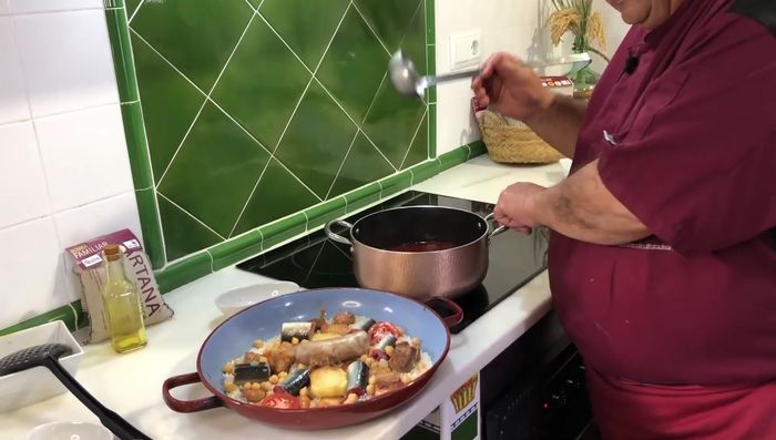 Añadir la infusión de azafrán y el caldo necesario (5 medidas) a la cazuela. (434.68)