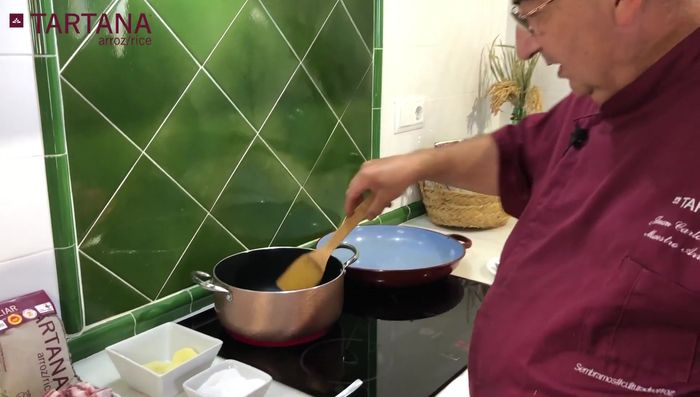 Freír las patatas en rodajas en aceite de oliva caliente hasta dorar. Retirar y reservar. (83.38)
