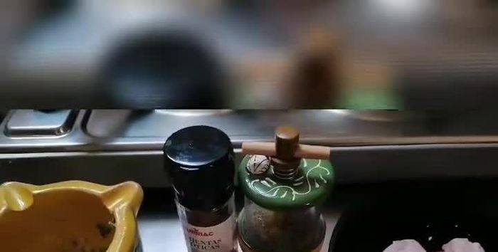 Cortar las codornices por la parte de la pechuga con tijeras. Alinear con sal y pimienta.